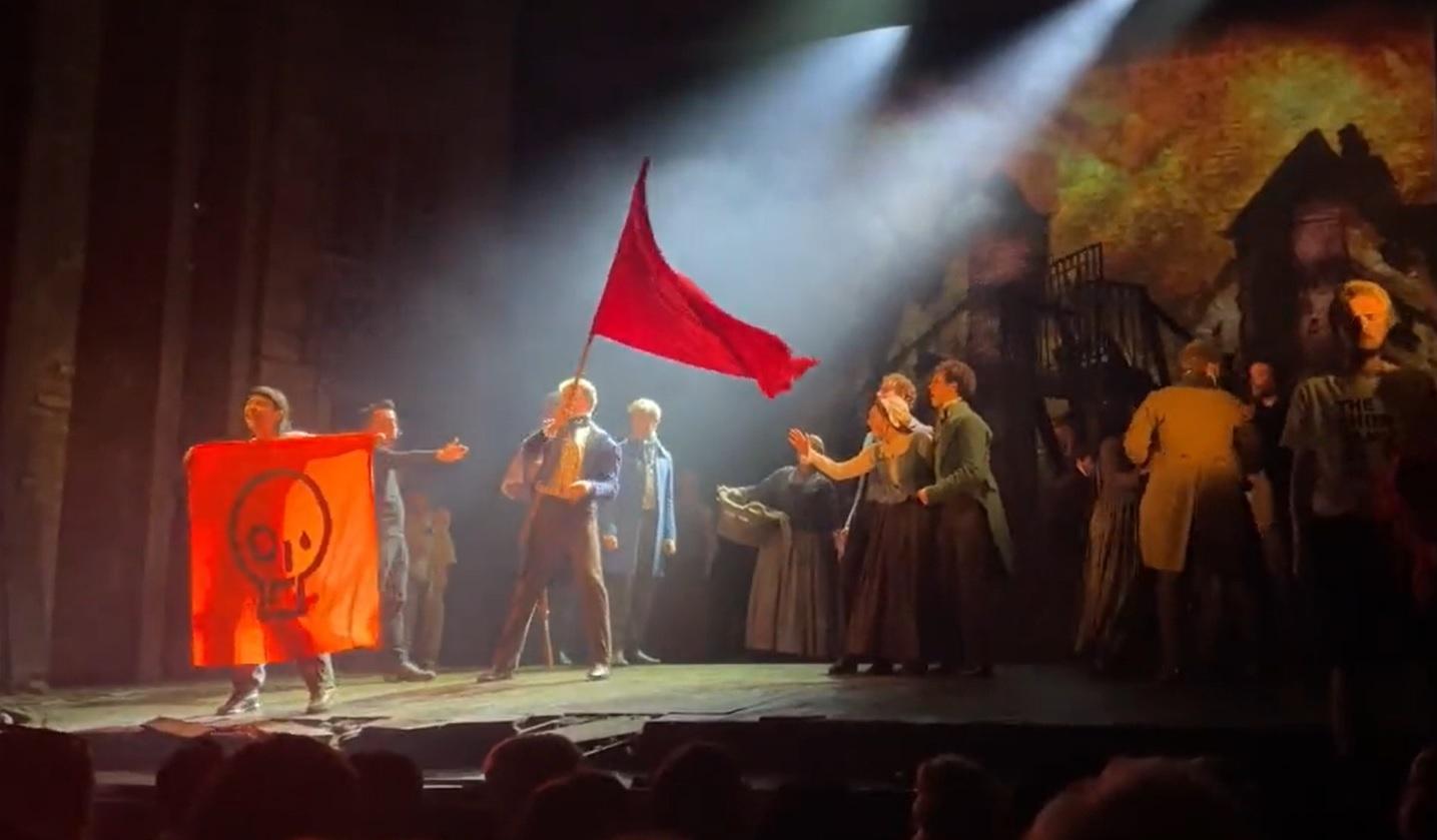 激進環保組織滋擾《孤星淚》演出。(影片截圖)