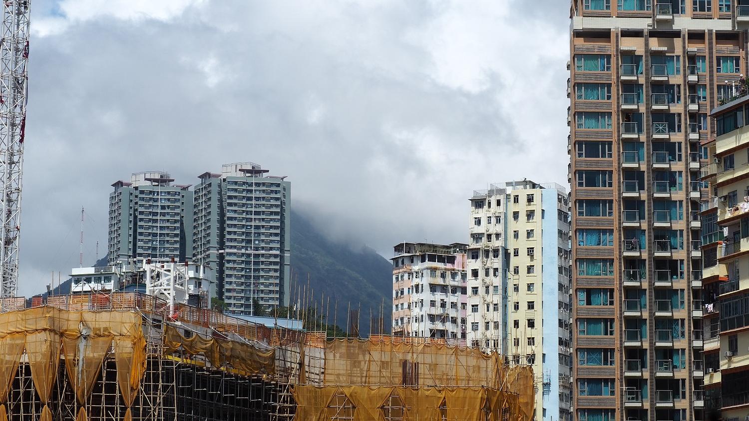 經濟放緩，樓市下行，令一手私人住宅新盤貨尾量創近20年新高，升穿危險線。(資料圖片)