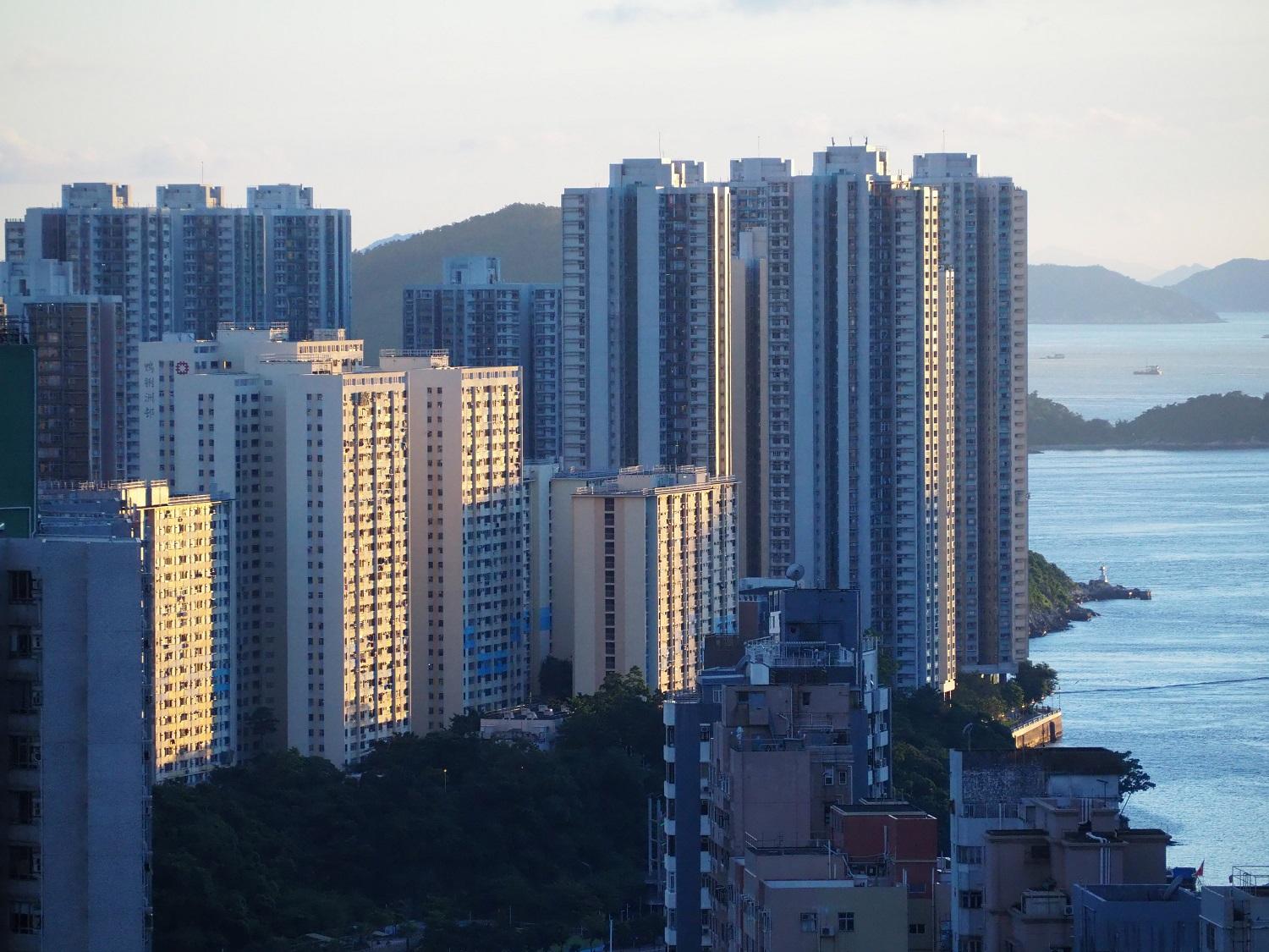 公營房屋升，私人住宅跌，今年首3季公營房屋成交量升幅跑赢私樓。(資料圖片)