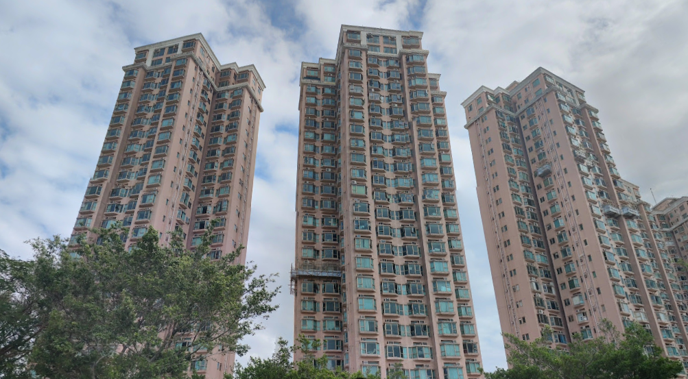 屯門香港黃金海岸居住環境清幽，吸引孝順子女斥460萬元購入兩房戶，作為父母的新居。