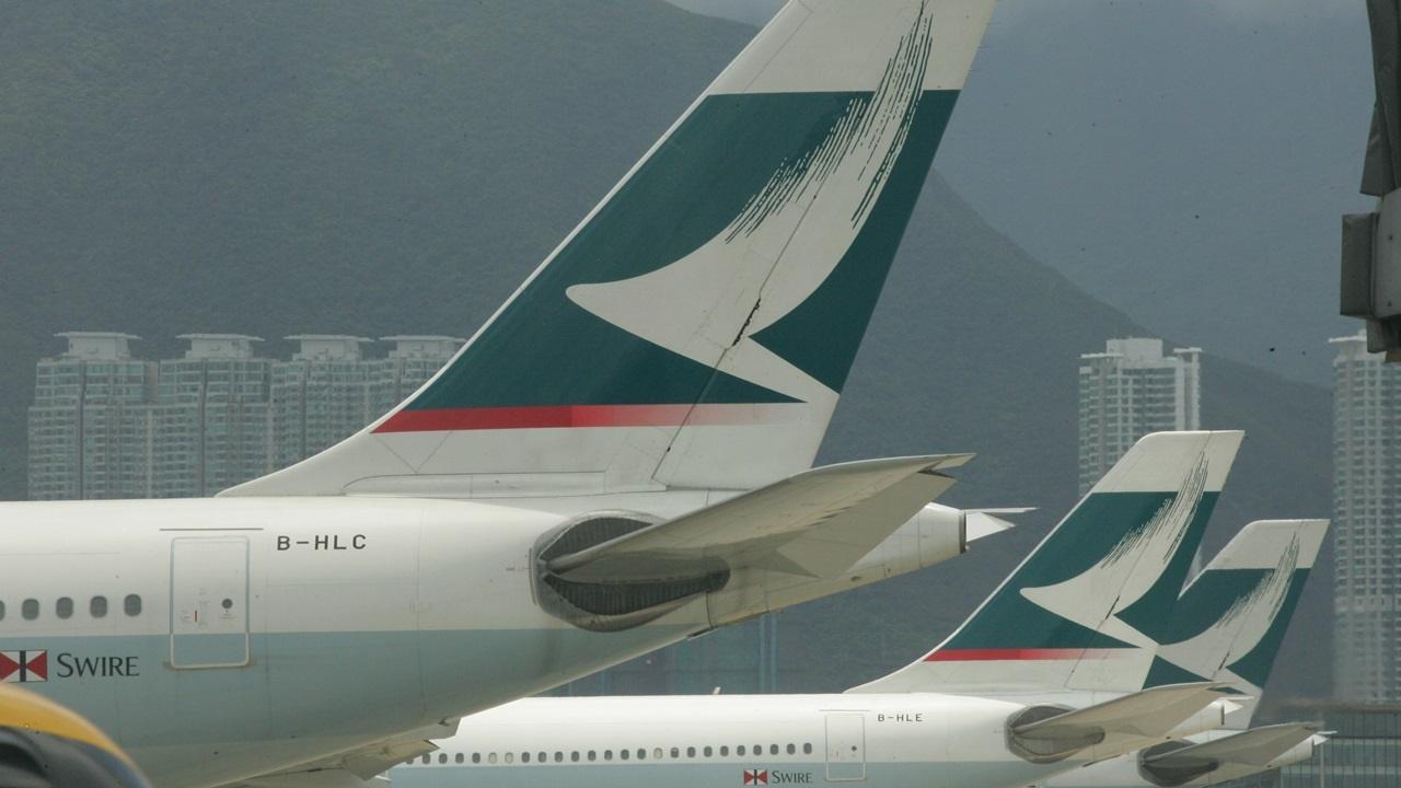 國泰往三藩市客機起飛前冒煙折返停機坪，救援人員一度戒備。(資料圖片)