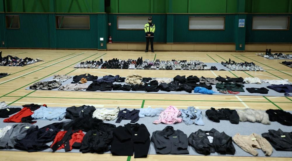 梨泰院人踩人事件將滿周年，961件失物未認領，料怕勾起傷痛回憶。(Reuters)