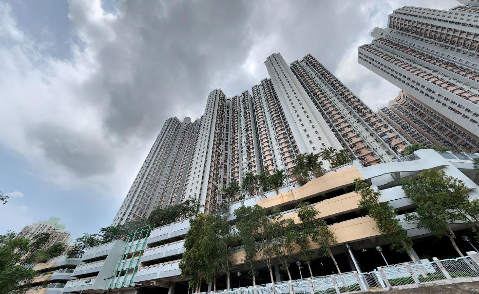 秀茂坪男子昏迷於床及枱之間，送院搶救不治。(Google Map)