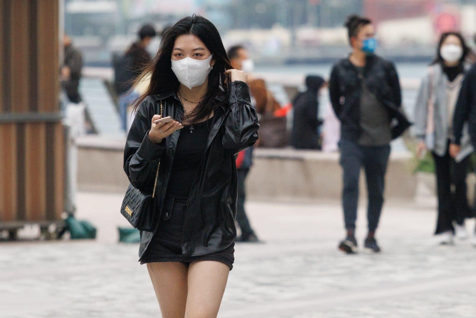 天文台指一道冷鋒南移，預測本港今日多雲有雨，晚上氣溫降至約22度。(資料圖片)