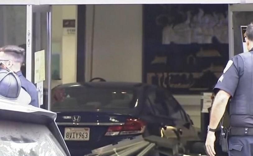 有汽車撞入美國三藩市中國領事館。(網上圖片)