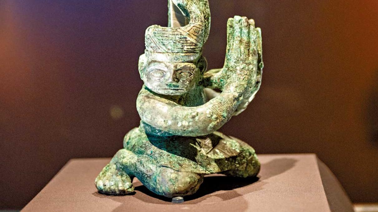 扭頭跪坐人像突顯大力士形象