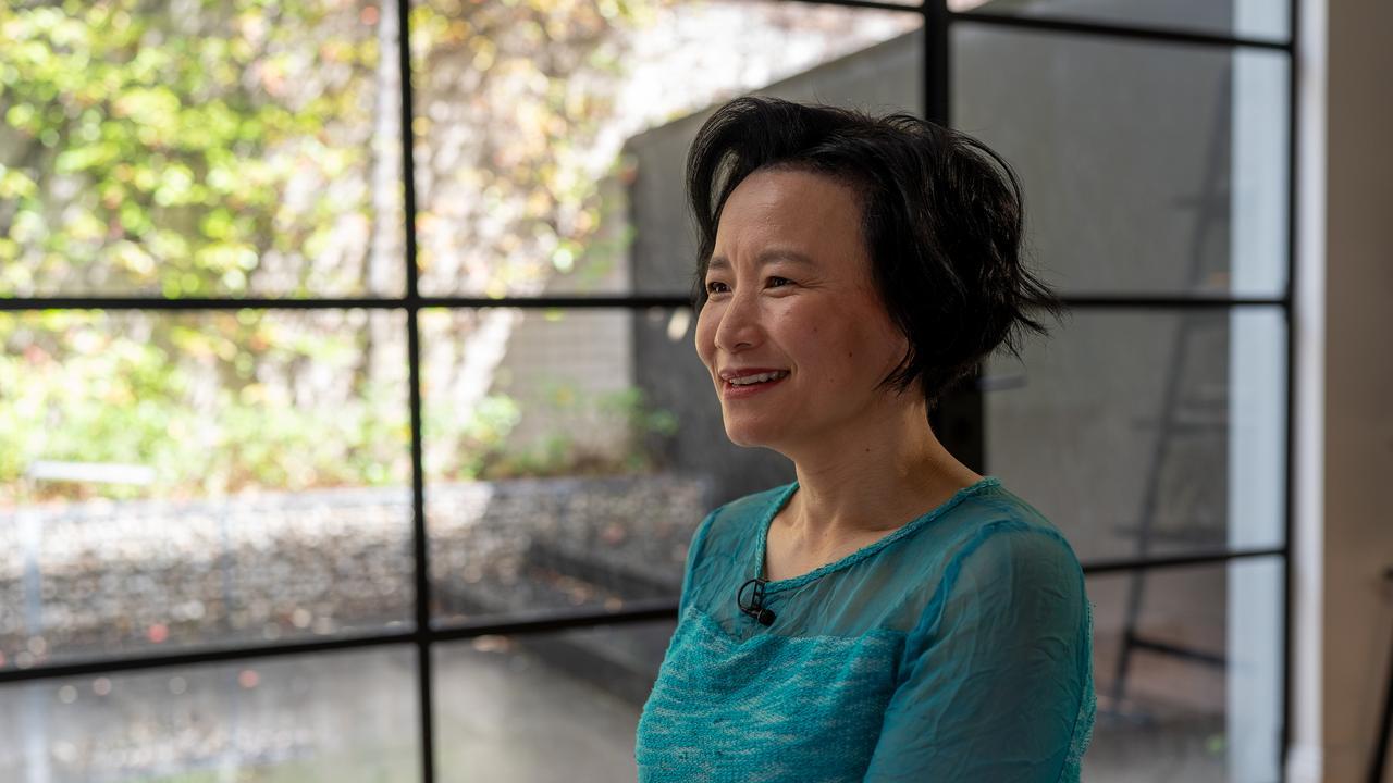 澳洲華裔女記者成蕾2021年2月因為境外非法提供國家秘密罪在中國內地被捕，直至上周三（11日）服刑期滿返抵墨爾本與家人團聚。她周二（17日）接澳洲傳媒受訪時講述獄中經歷，首次承認違反中國政府新聞禁運（embargo）禁令，「偷步數分鐘公開官方消息」。