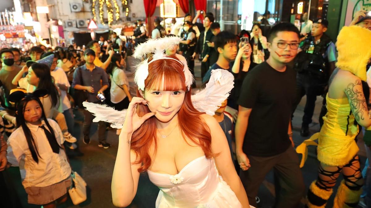 在萬聖節前夕，蘭桂坊擠滿大批悉心打扮的市民。(鍾式明攝)