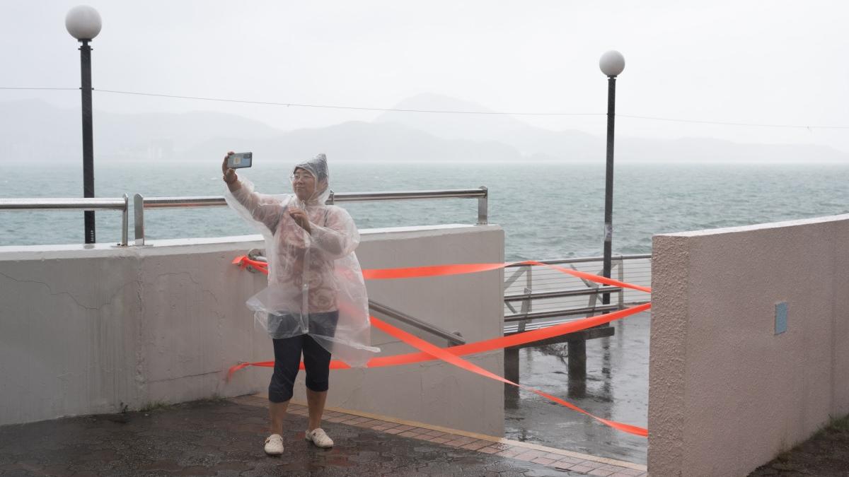 颱風小犬10月8日襲港期間杏花邨的情況。(資料圖片／陳奕釗攝)