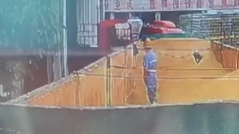 網傳青島啤酒原料倉有人小便的影片。(影片截圖)