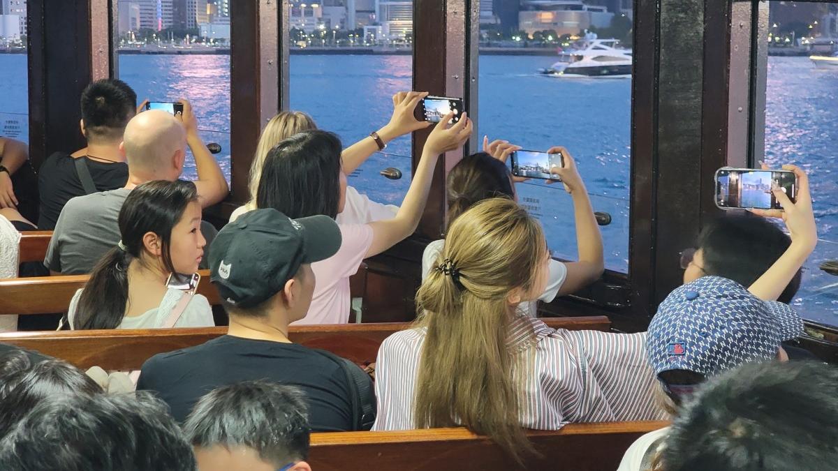 港府指內地旅客雖然減少「豪買」，但人均消費與疫情前相若。(資料圖片／鍾式明攝)