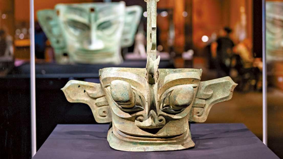 縱目面具眼眉口俱曾「上妝」