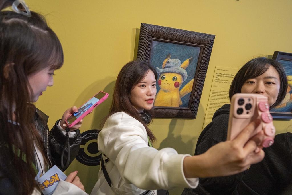 荷蘭梵高博物館舉辦的寶可夢合作展覽。(美聯社)