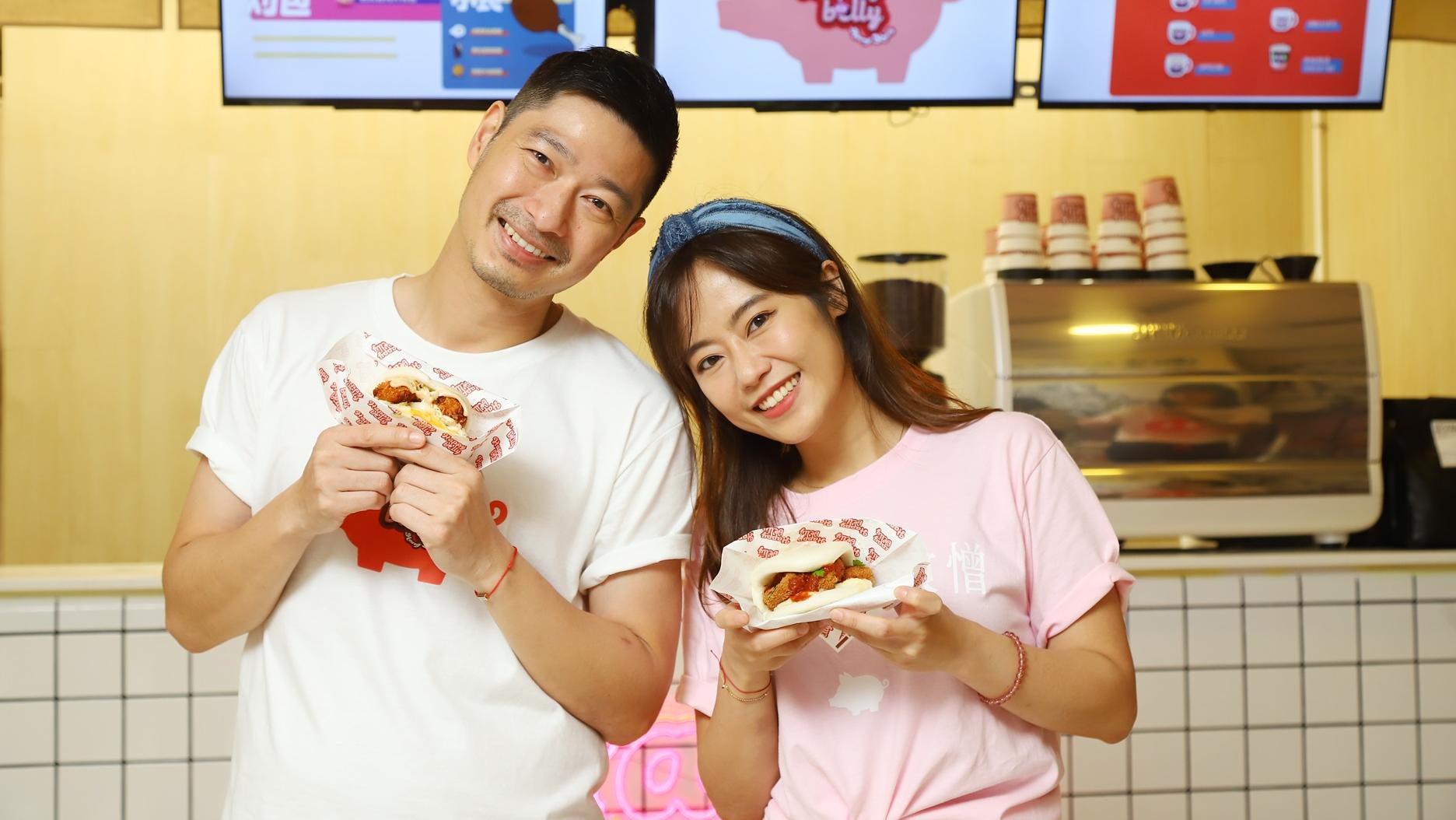 王宗堯情侶檔小食店試業  與女友Julia現身做店長