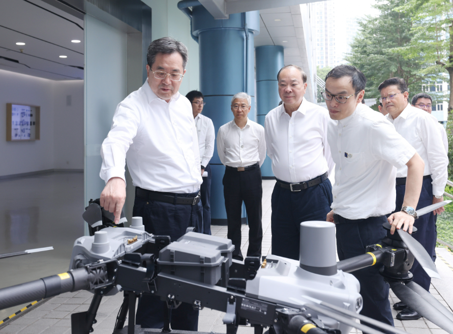 丁薛祥在大疆創新科技有限公司聽取企業技術研發創新和經營發展情況匯報，了解無人機在農業服務、快遞運輸、影視傳媒等方面應用情況。(新華社)