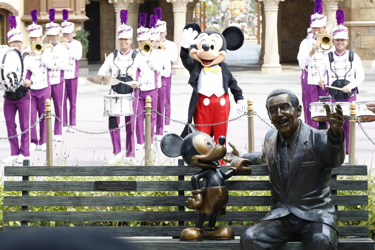 香港迪士尼華特銅像 「創夢家」正式揭幕 置於灰姑娘旋轉木馬前 (林俊源攝)