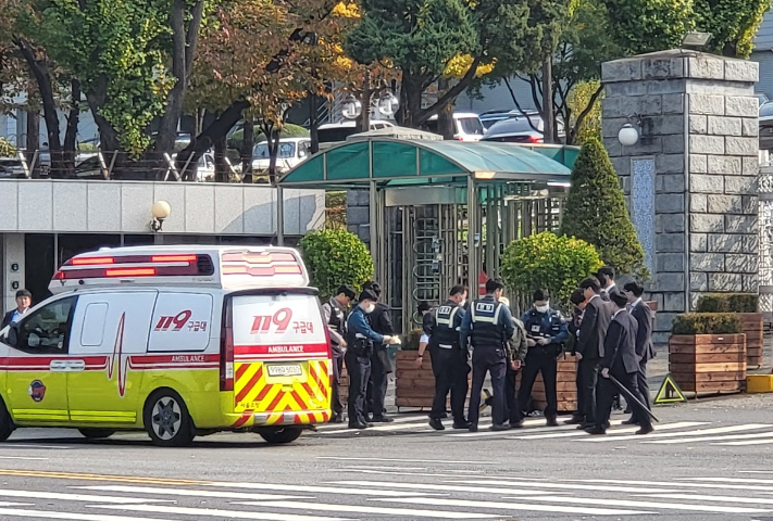 南韓總統府外持刀襲擊案 兩警受傷77歲老翁被捕(韓聯社)