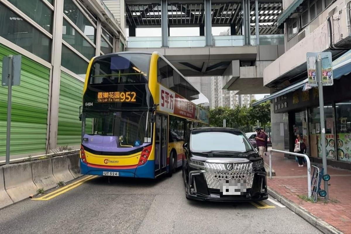 屯門青海圍違例泊車「例位」日前又有私家車阻礙巴士轉彎。(網上圖片)