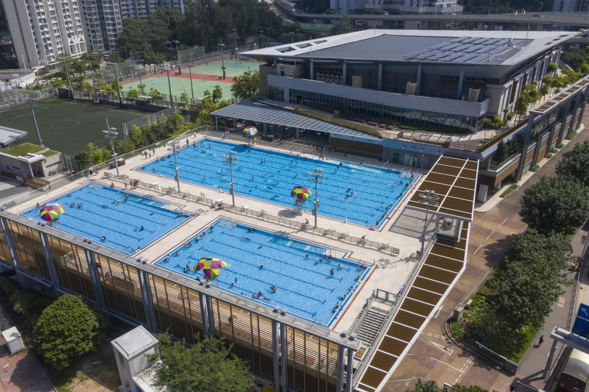 中山紀念公園泳池明年將加裝遇溺偵測系統，圖為已試行系統的觀塘游泳池。(資料圖片)