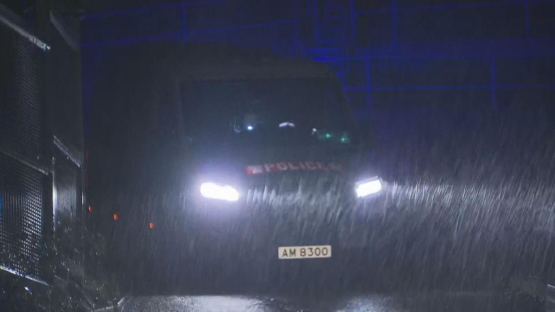 一名16歲少年欲步行回家時，在麥理浩徑五段迷路報警，最終由趕抵現場的警員尋回。(無綫電視畫面)