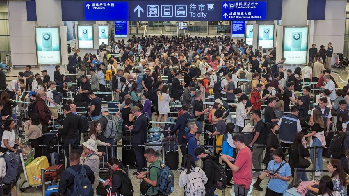 颱風小犬襲港期間，有約1.6萬名乘客滯留機埸抱怨的士不足，機管局指會與運輸署商討改善。(資料圖片／羅庸軒攝)