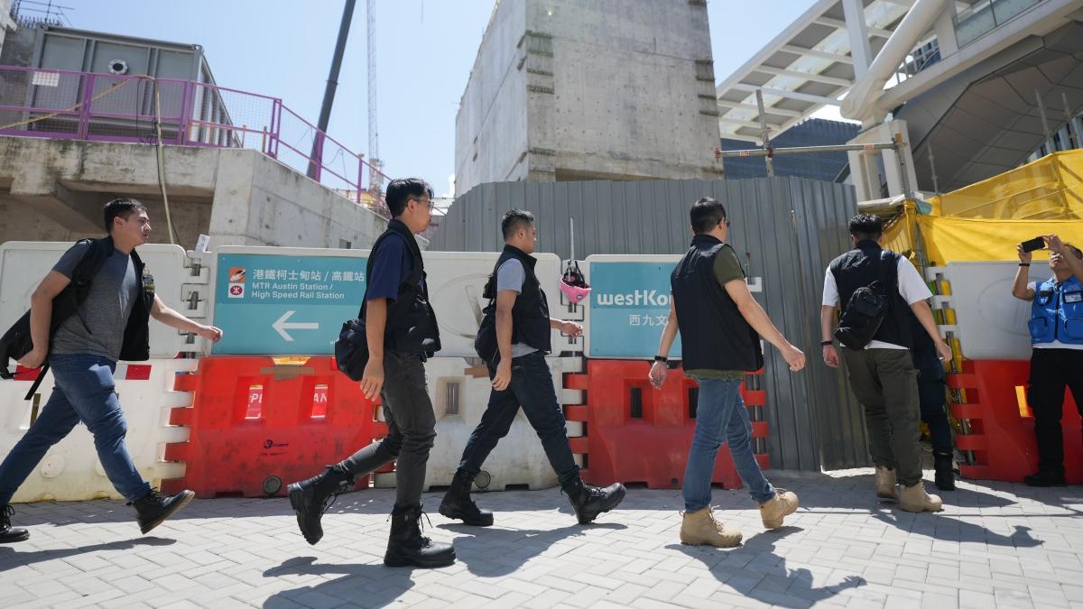 地盤近年發生多宗致命工業意外，圖為警方上月在港鐵商場圓方一個地盤調查。(資料圖片／李睿哲攝)