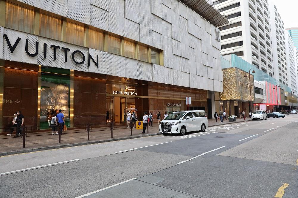 業績拖累｜LVMH季績遜預期 股價曾瀉9% 市值大減