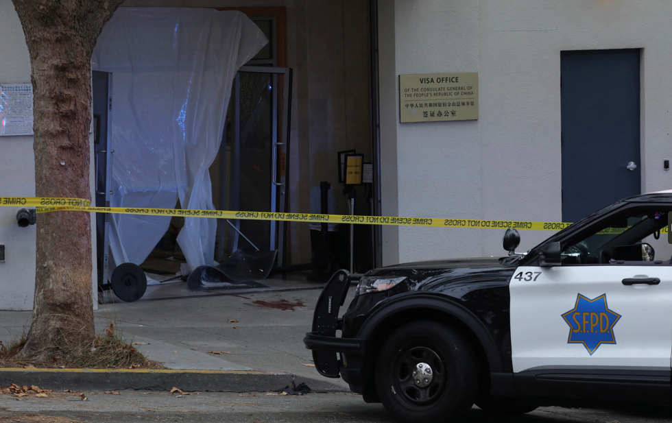 中國駐美國三藩市總領事館星期一(9日)遭私家車撞入證件大廳，警員開槍擊斃男司機，三藩市警方仍在調查犯案動機。(路透社)