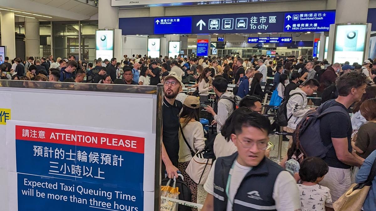颱風小犬襲港當日，機場客運大樓有大批旅客排隊等的士。(資料圖片／羅庸軒攝)