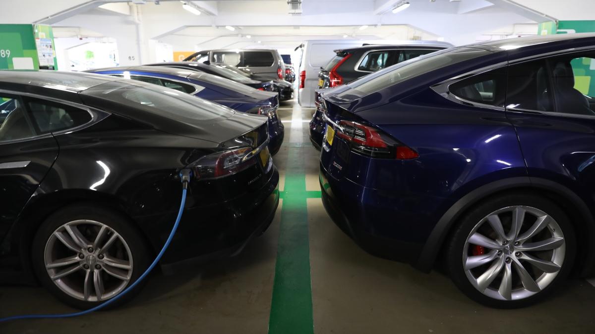 政府停車場於過去兩年8個月，共為電動車免費充電繳付26.1億元電費。(資料圖片／陳奕釗攝)