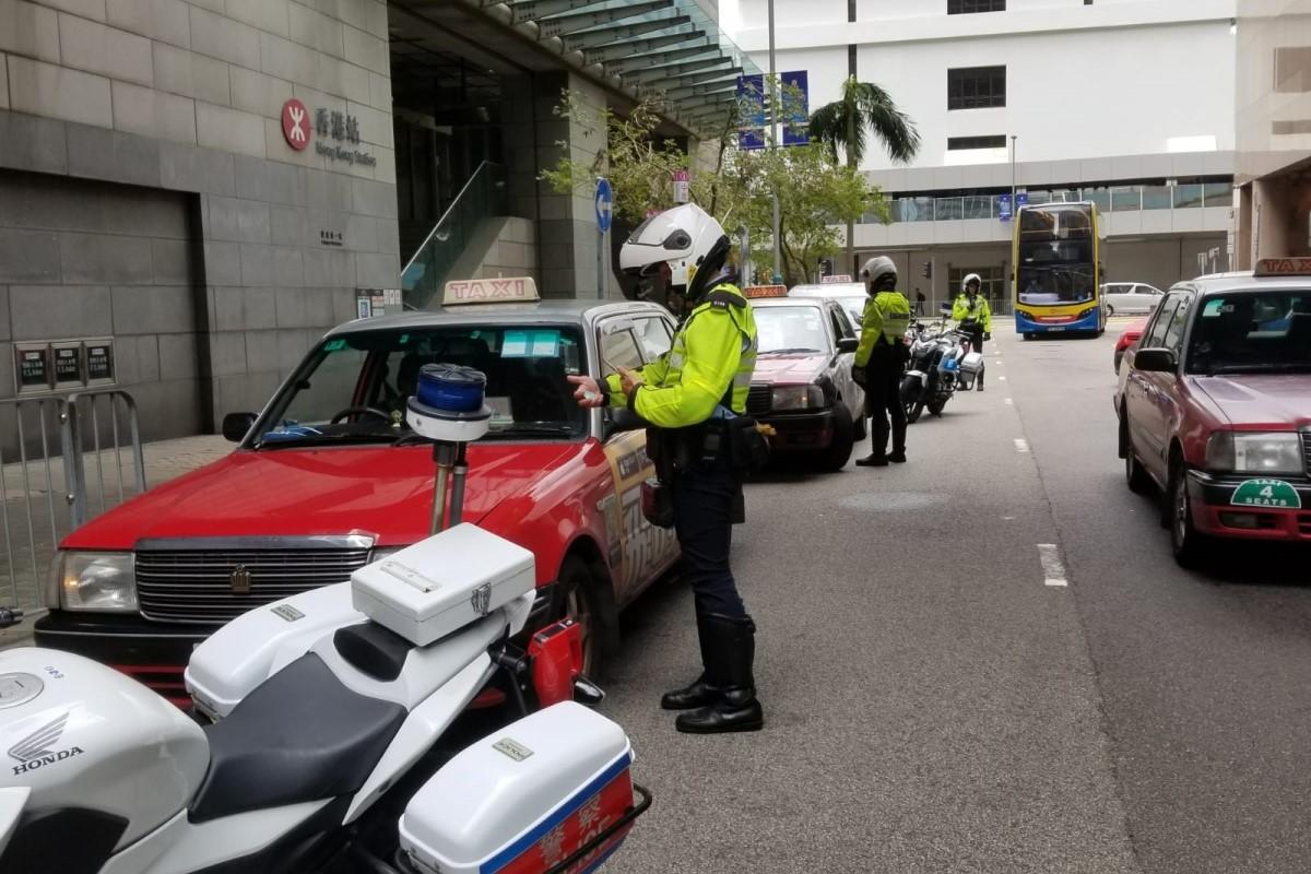 警方在中秋節長假期打擊的士違法行為。(警方提供)