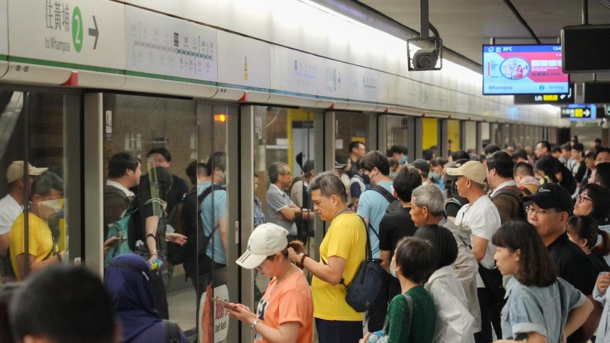 港鐵表示，列車服務在八號東北烈風或暴風信號生效期間維持正常。(李睿哲攝)