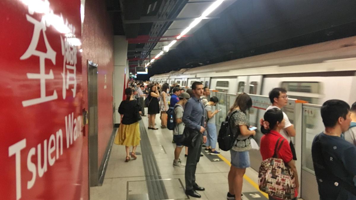 目前港鐵荃灣綫以荃灣為總站，消息指政府決定將其延長至荃景圍站。(資料圖片)