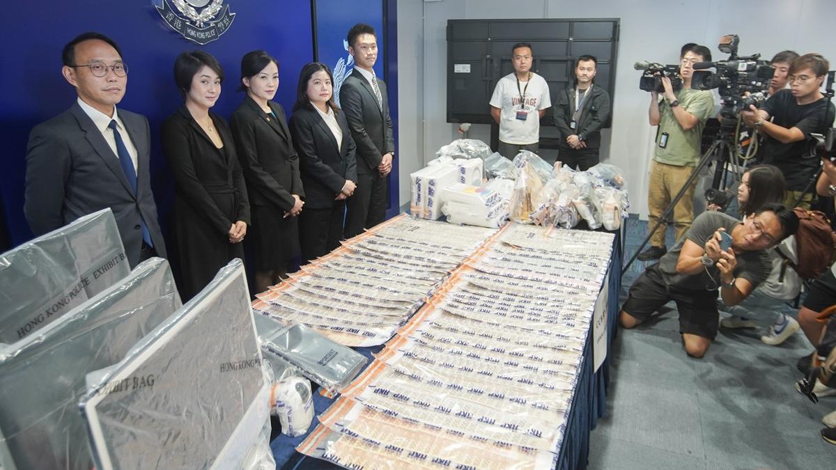 JPEX案警方再接獲4名苦主報案，圖為警方展示本案證物。(資料圖片／李睿哲攝)