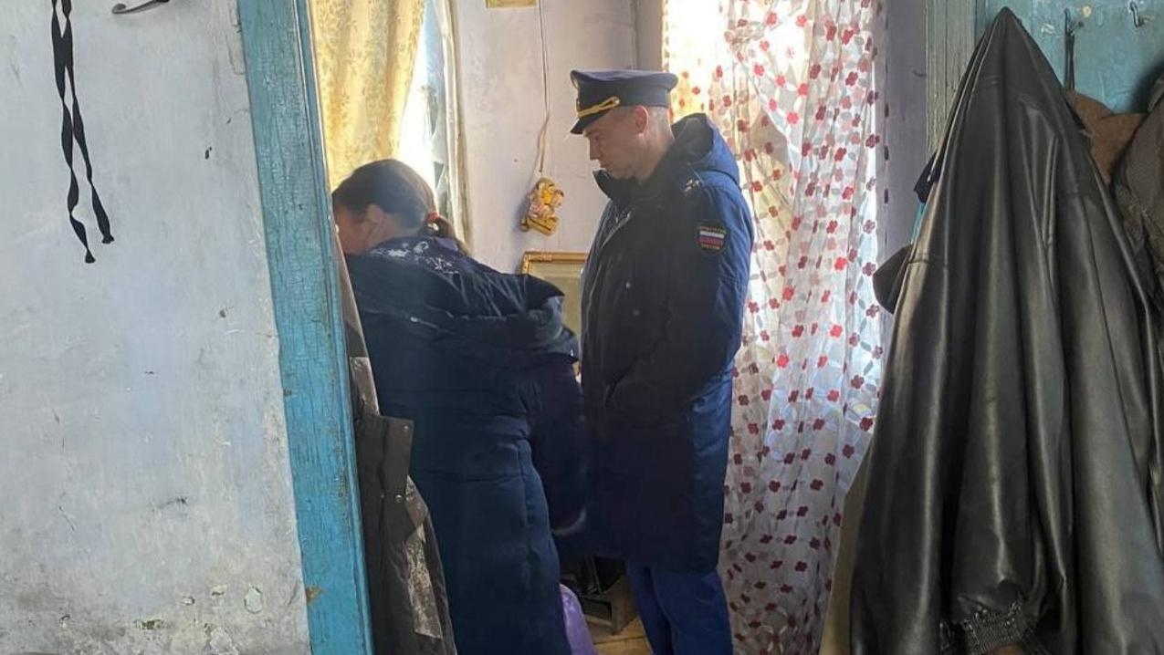 執法人員到女子住處調查。(互聯網)