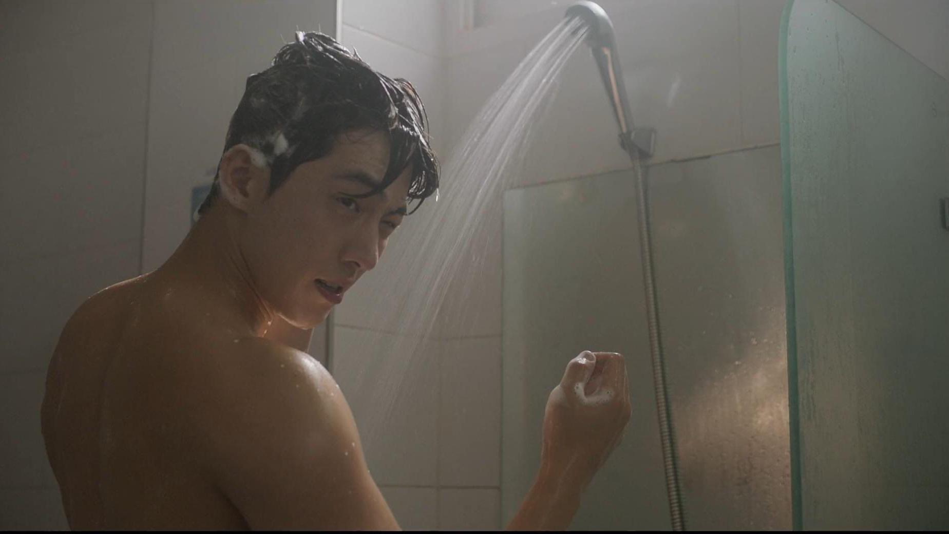 非法正義｜南柱赫入伍前積極操肌 出浴戲奉旨曬肌肉