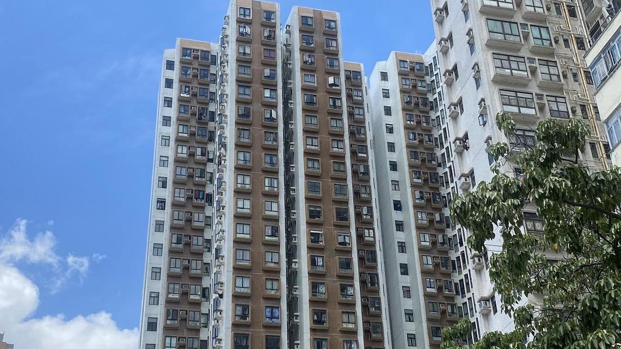 港鐵筲箕灣站上蓋屋苑峻峰花園，最新獲內地專才垂青，睇樓僅3日，斥615萬元入市高層兩房，在「先免後徵」計劃下，稅款僅15萬元。