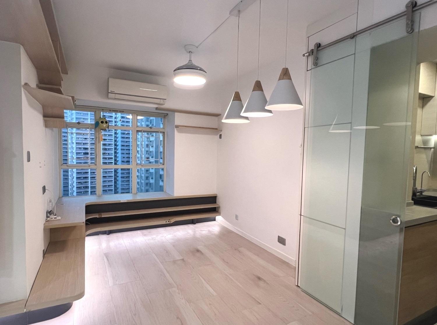 全屋裝修雅緻新淨，其中客廳設有不少置物層架。