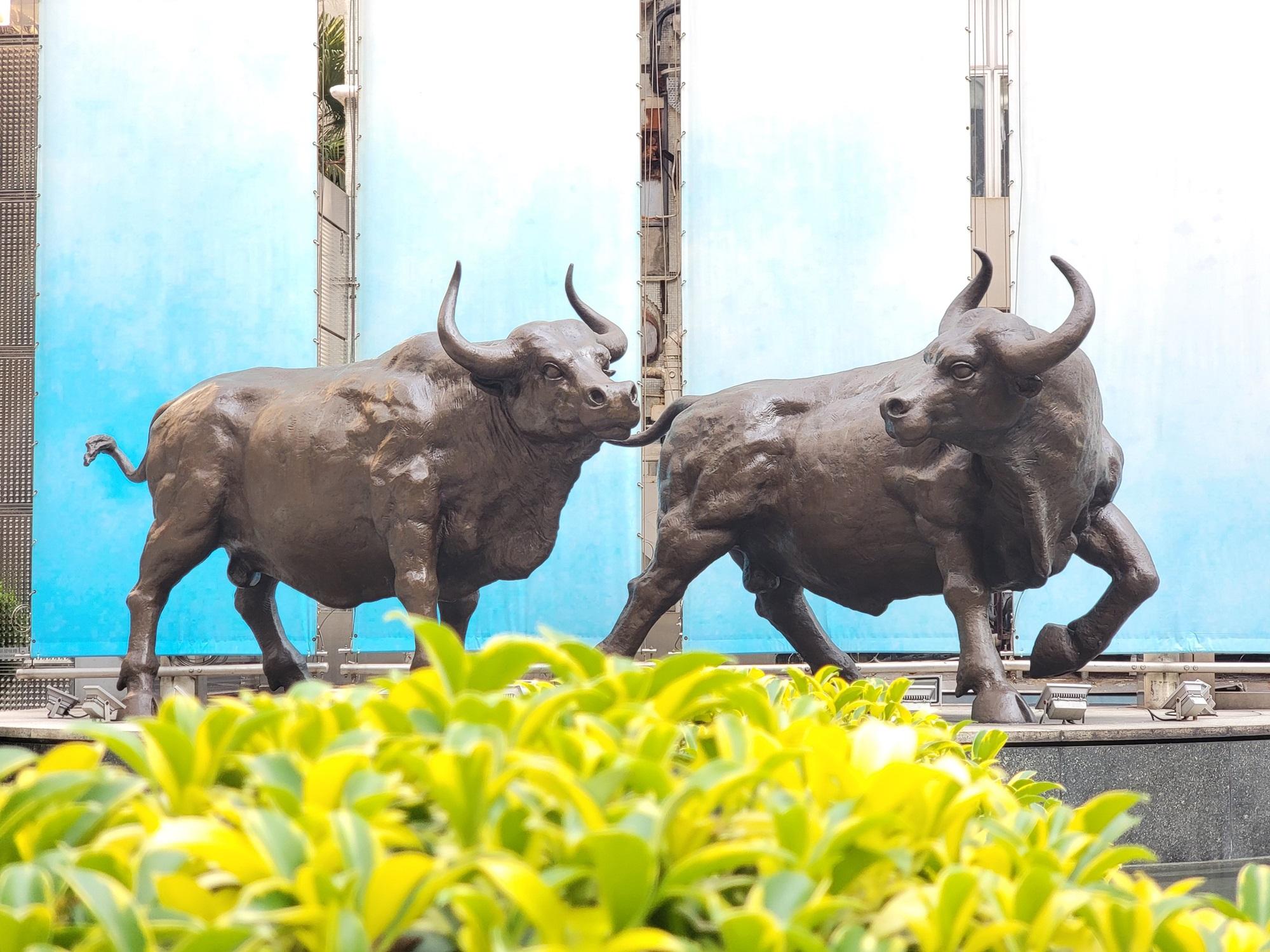 港股收市｜恒指飆682點收復萬八關 成交千三億 北水套現淨沽近百億