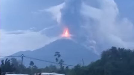 烏拉旺火山發生爆發。(影片截圖)