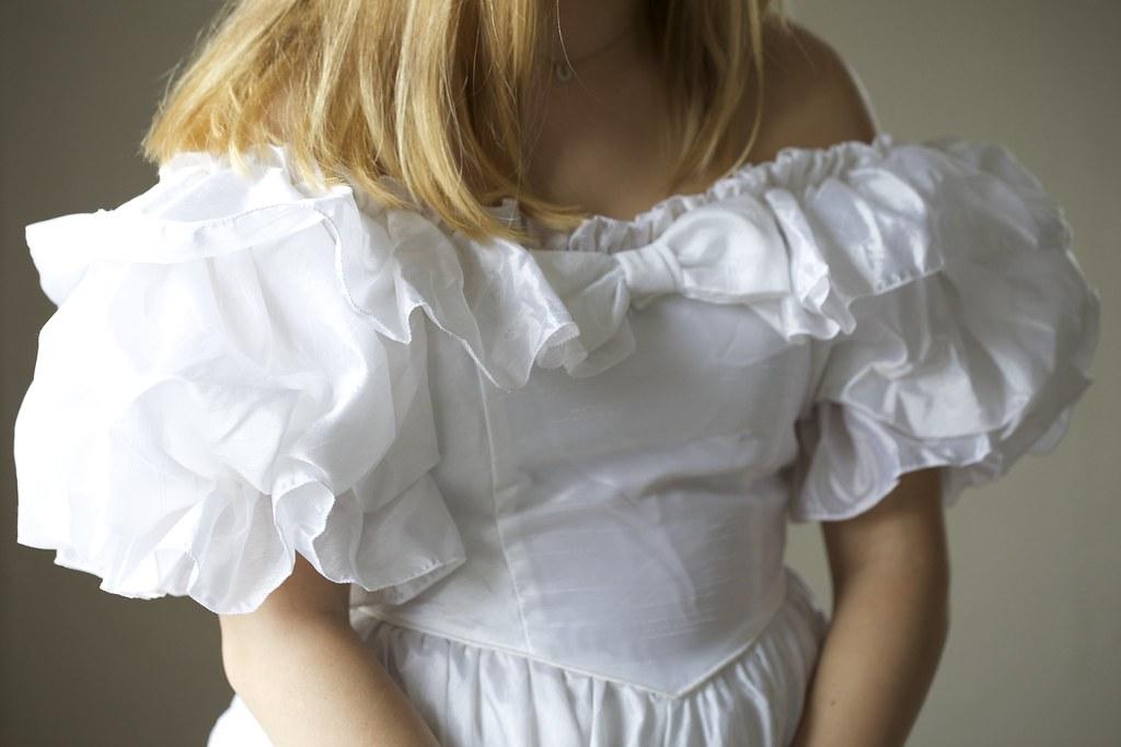 狠父嫌女兒肥不讓穿亡妻婚紗出嫁，網民踢爆原因勸放手。(網上圖片)