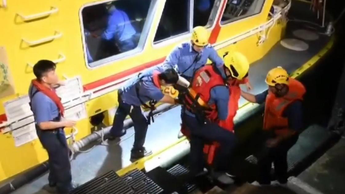 尖沙咀男跳海執鎖匙，由消防船救起。(電視截圖)