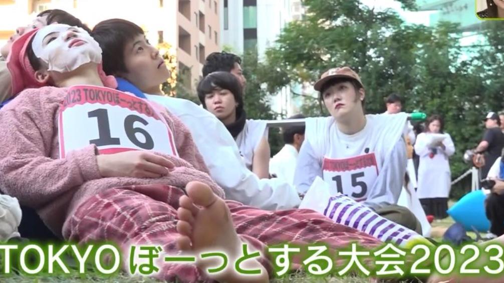 國際發呆大賽日本站，大批民眾放空爭奪「發呆王」殊榮。(X)