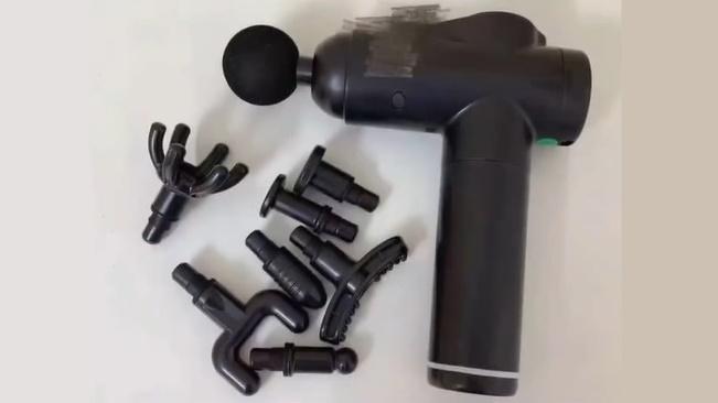 網購按摩槍，母擅拆包裹誤認情趣用品，暴打26歲女兒。(微博)