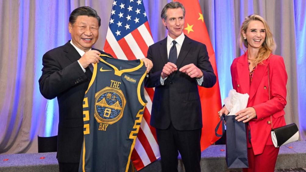 加州州長送勇士隊球衣，習近平：我穿上以後也會變神勇嗎？(X)