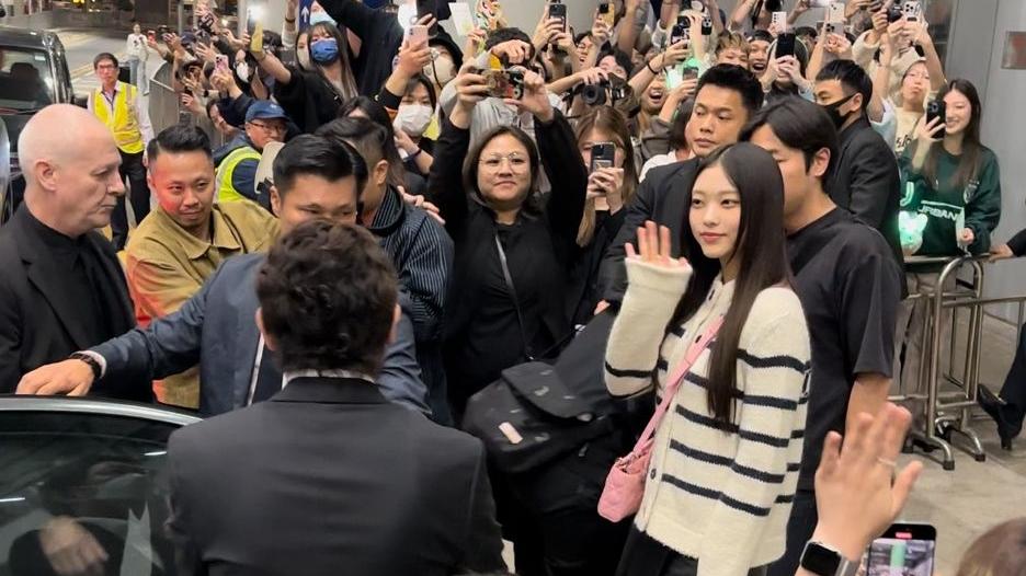 NewJeans成員姜諧潾Haerin深夜抵港 獲200粉絲熱情接機 