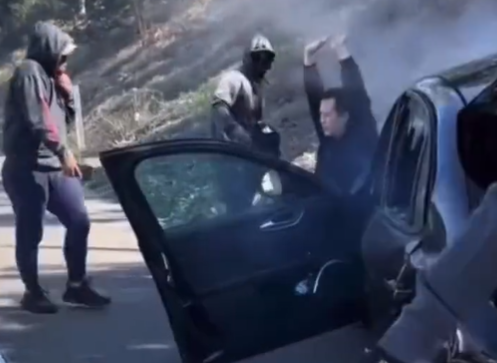 香港珠寶商洛杉磯公路遇「撞車黨」，有目擊者下車拍下搶掠情況。(影片截圖)