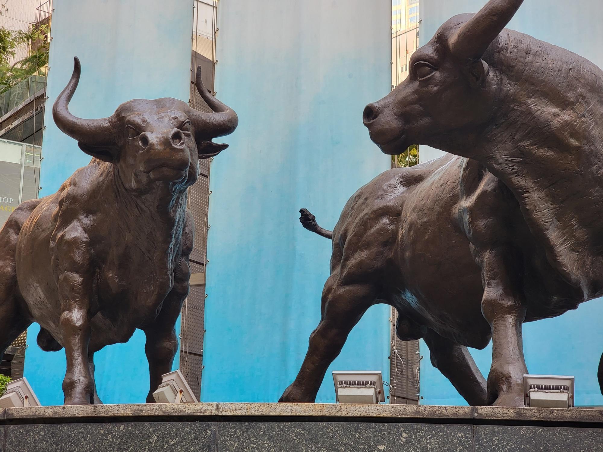 港股收市｜恒指收市升176點 試闖萬八遇阻 內房爆上