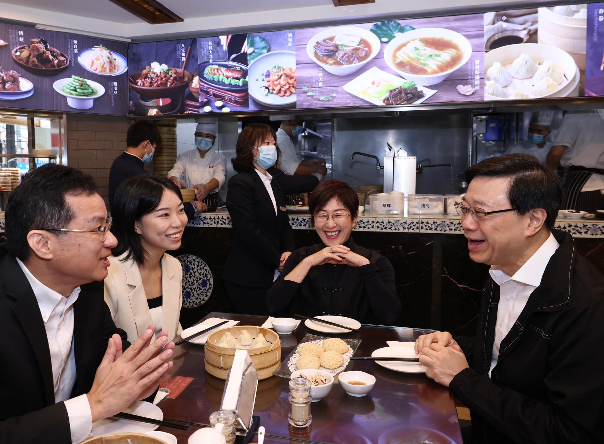 剛於上海出席進博會的特首李家超，啟程返回香港前夕品嚐上海地道早餐。(李家超fb)