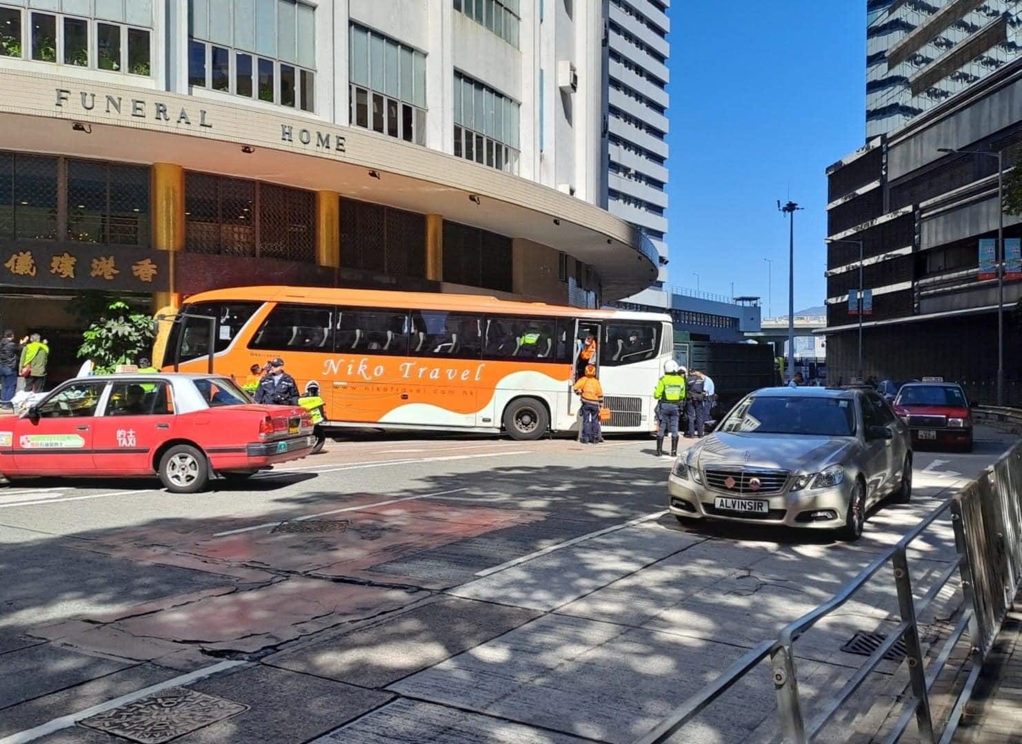 北角旅遊巴剷上香港殯儀館正門 (車cam L（香港群組）)